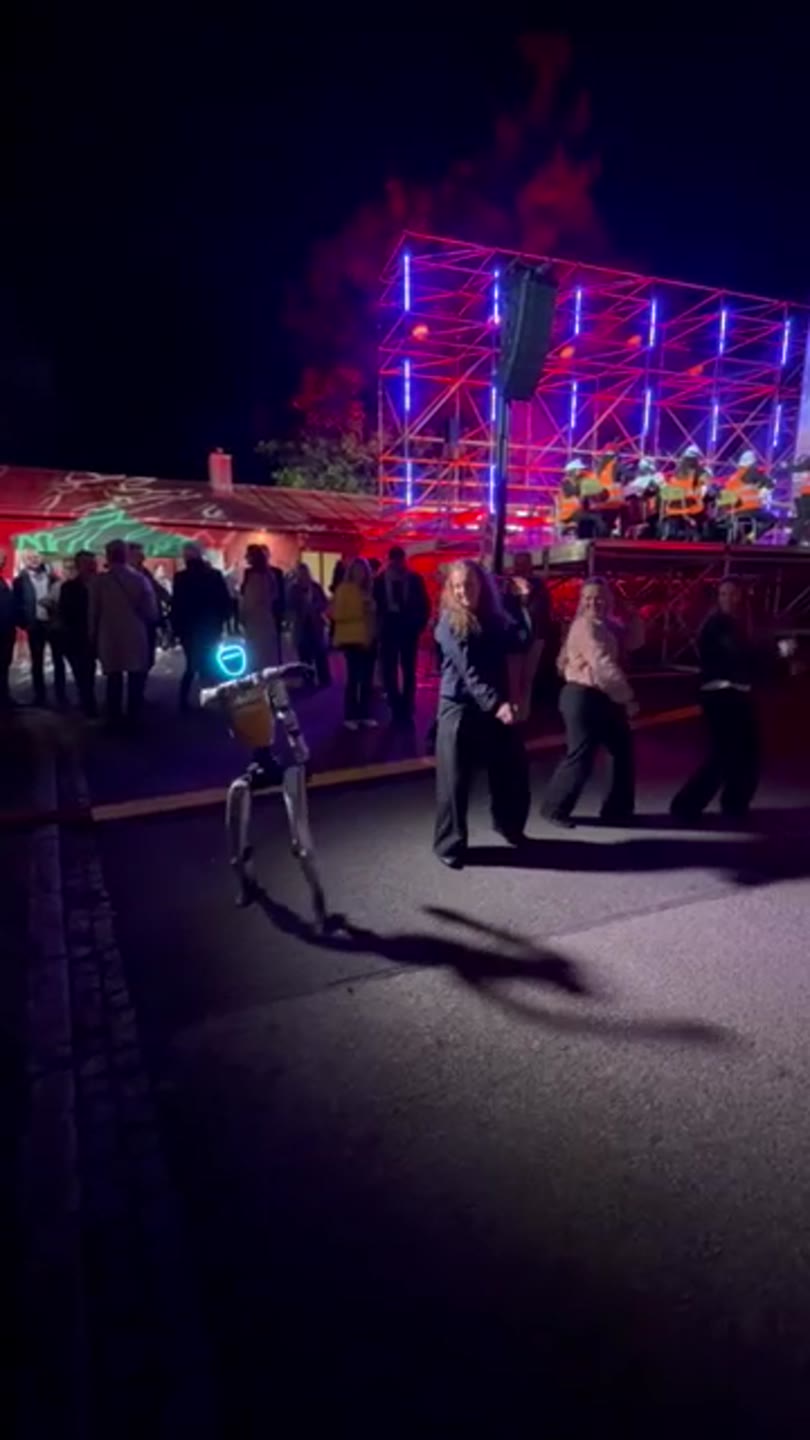Robot mezi hosty na oslavách výrobní firmy
