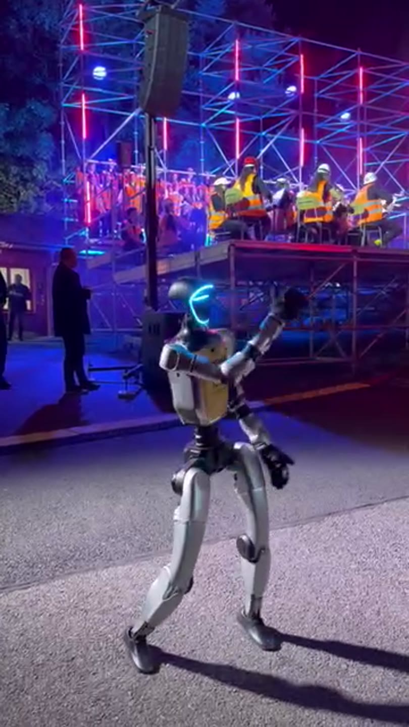 Večerní vystoupení robota před pódiem s orchestrem