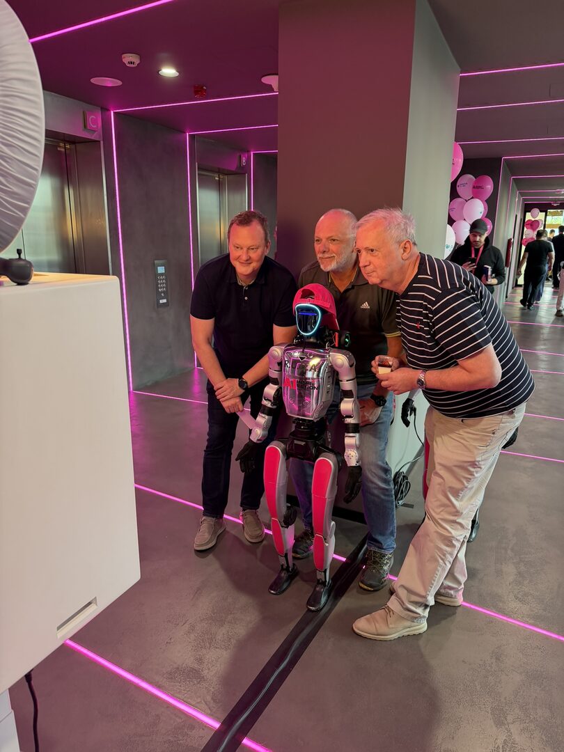 Tři humanoidi na konferencích T-Mobile v Bratislavě a v Praze