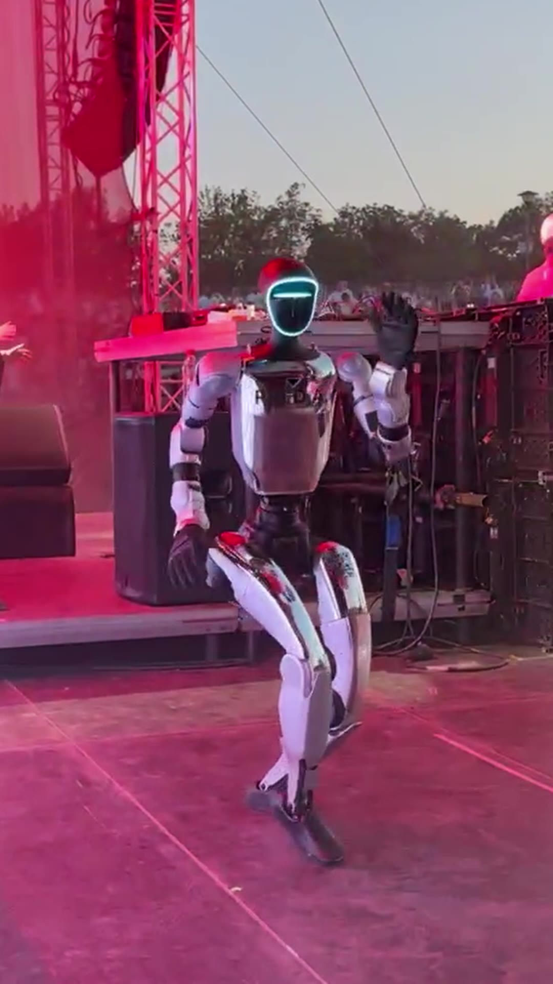 Taneční vstup robota na pódiu